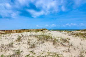 On the beach - Coastal 3rd floor condo with pools, hot tubs, tennis, balcony, & elevator (Fort Morgan)