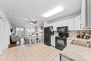 Fridge, microwave, oven, stovetop - Coastal 3rd floor condo with pools, hot tubs, tennis, balcony, & elevator (Fort Morgan)