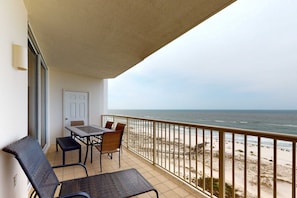 Outdoor dining - Waterfront condo with indoor & outdoor pools, hot tubs, & on-site restaurants (Fort Morgan)