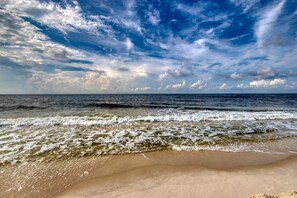 Beach nearby - Amazing Condo wFree WiFi, Central AC, Shared Pool, Deck, Water Views (Gulf Shores)
