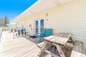Outdoor dining - Amazing Condo wFree WiFi, Central AC, Shared Pool, Deck, Water Views (Gulf Shores)