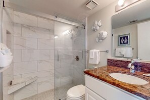 Shower, towels - Tropical Winds beachfront beauty with pool, balcony, grills - close to beach (Gulf Shores)