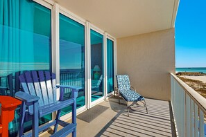 Property grounds - Colorful beachfront condo with Gulf views, pool, sauna, gym & W/D (Gulf Shores)