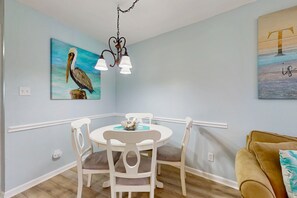 Dining - Coastal paradise with pool, beach access & central AC - near shops & dining (Gulf Shores)