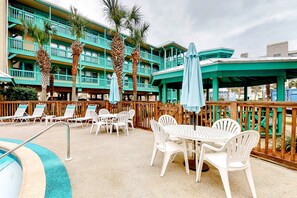Outdoor dining - Coastal paradise with pool, beach access & central AC - near shops & dining (Gulf Shores)
