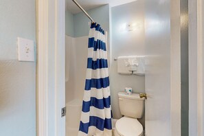 Shower, hair dryer, towels - Coastal paradise with pool, beach access & central AC - near shops & dining (Gulf Shores)