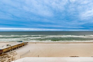 On the beach - Gulf front condo w swim-through outdoor & indoor pool, hot tub, and sauna (Gulf Shores)