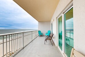 Property grounds - Gulf front condo w swim-through outdoor & indoor pool, hot tub, and sauna (Gulf Shores)