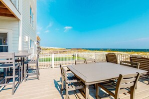 Outdoor dining - Roomy coastal Gulf front retreat with private Gulf-front splash pool & Gulf view (Gulf Shores)