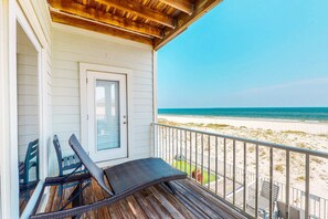 Una terraza de madera con vista al mar.