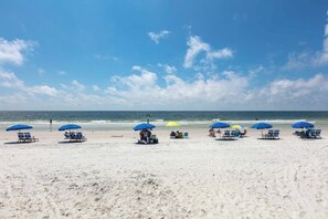 On the beach - Quaint Gulf front condo with outdoor pool, hot tub, sun deck - central location (Gulf Shores)