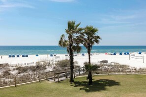 On the beach - Beachfront condo w/ balcony, easy beach access & pools/hot tubs/sauna (Gulf Shores)