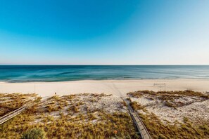 On the beach - Upgraded beachfront condo w/ balcony & resort pools, hot tubs & sauna (Gulf Shores)