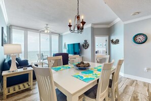 Dining - Upgraded beachfront condo w/ balcony & resort pools, hot tubs & sauna (Gulf Shores)