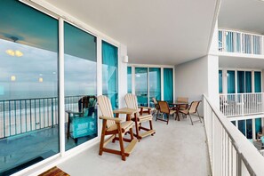 Outdoor dining - Beachfront condo w/ access to pools, hot tubs, sauna & fitness center (Gulf Shores)