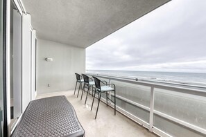 Property grounds - Gulf-front condo w great location, beach access & shared pool hot tub (Gulf Shores)