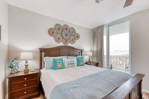 4 bedrooms, iron/ironing board, travel cot, WiFi - Gulf-front condo w great location, beach access & shared pool hot tub (Gulf Shores)