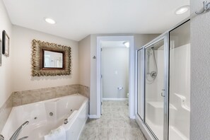 Shower, hair dryer, towels - Gulf-front condo w great location, beach access & shared pool hot tub (Gulf Shores)