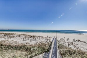 On the beach - Gulf-front condo w great location, beach access & shared pool hot tub (Gulf Shores)