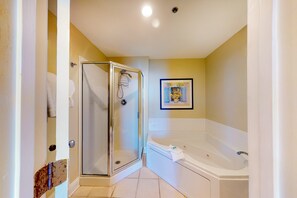 Shower, towels - Gulf-front condo w/ shared pools, hot tubs, sauna & beach access (Gulf Shores)