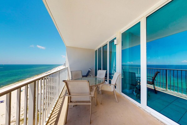 Outdoor dining - Gulf-front condo w/ shared pools, hot tubs, sauna & beach access (Gulf Shores)