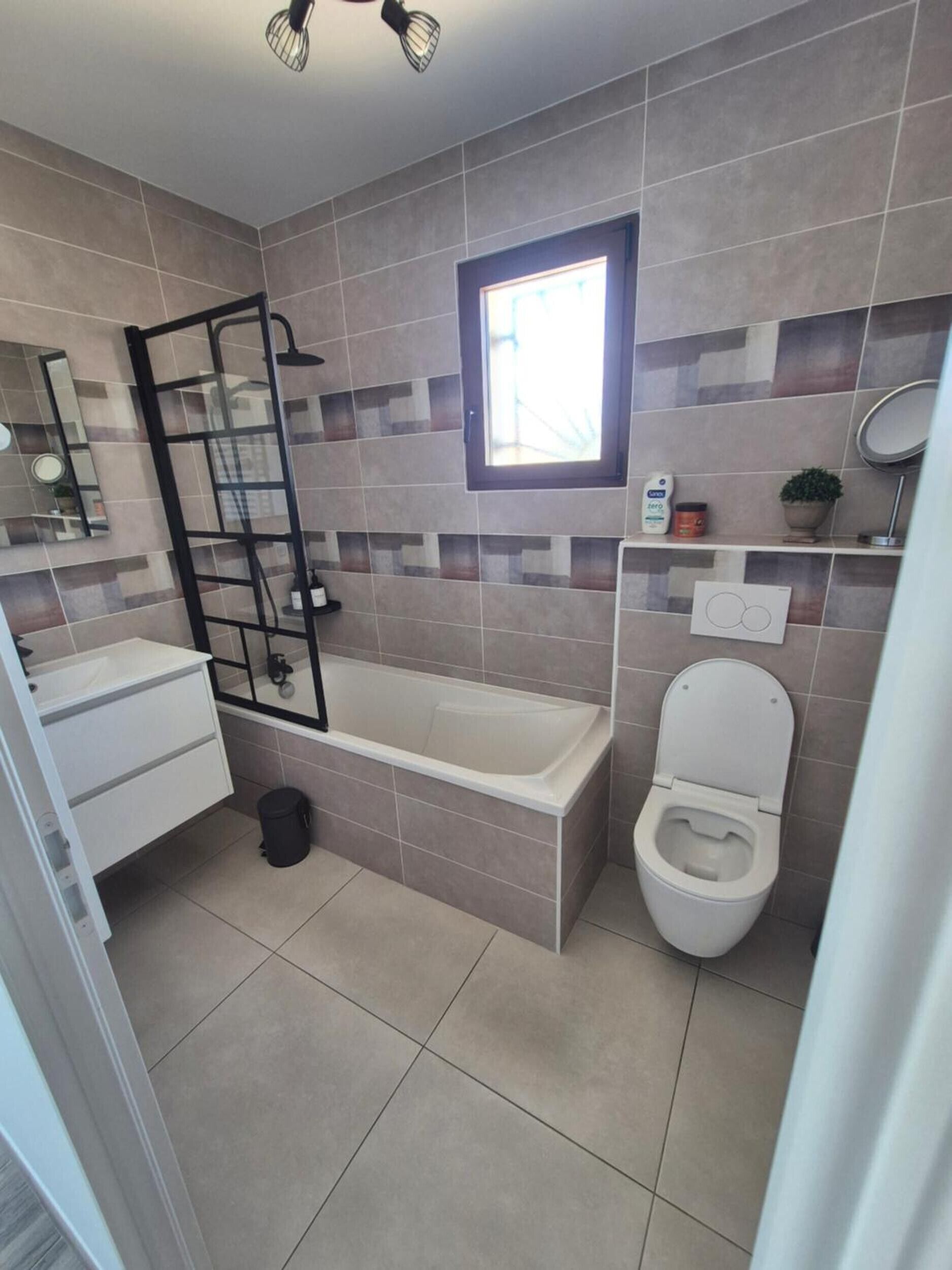 Dusj, hårføner og håndklær