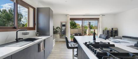 Kühlschrank, Mikrowelle, Ofen, Herdplatte