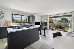 Fridge, microwave, oven, stovetop - Villa with Pool, Spa and Sauna (Saint-Nazaire-d'Aude)