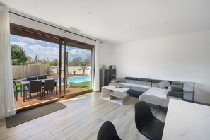 TV, video games, DVD player - Villa with Pool, Spa and Sauna (Saint-Nazaire-d'Aude)