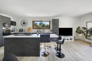 Fridge, microwave, oven, stovetop - Villa with Pool, Spa and Sauna (Saint-Nazaire-d'Aude)