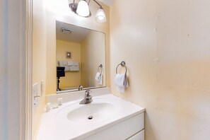 Shower, hair dryer, towels - Beachfront home on the dunes w/ amazing Gulf views & shared pool (Gulf Shores)