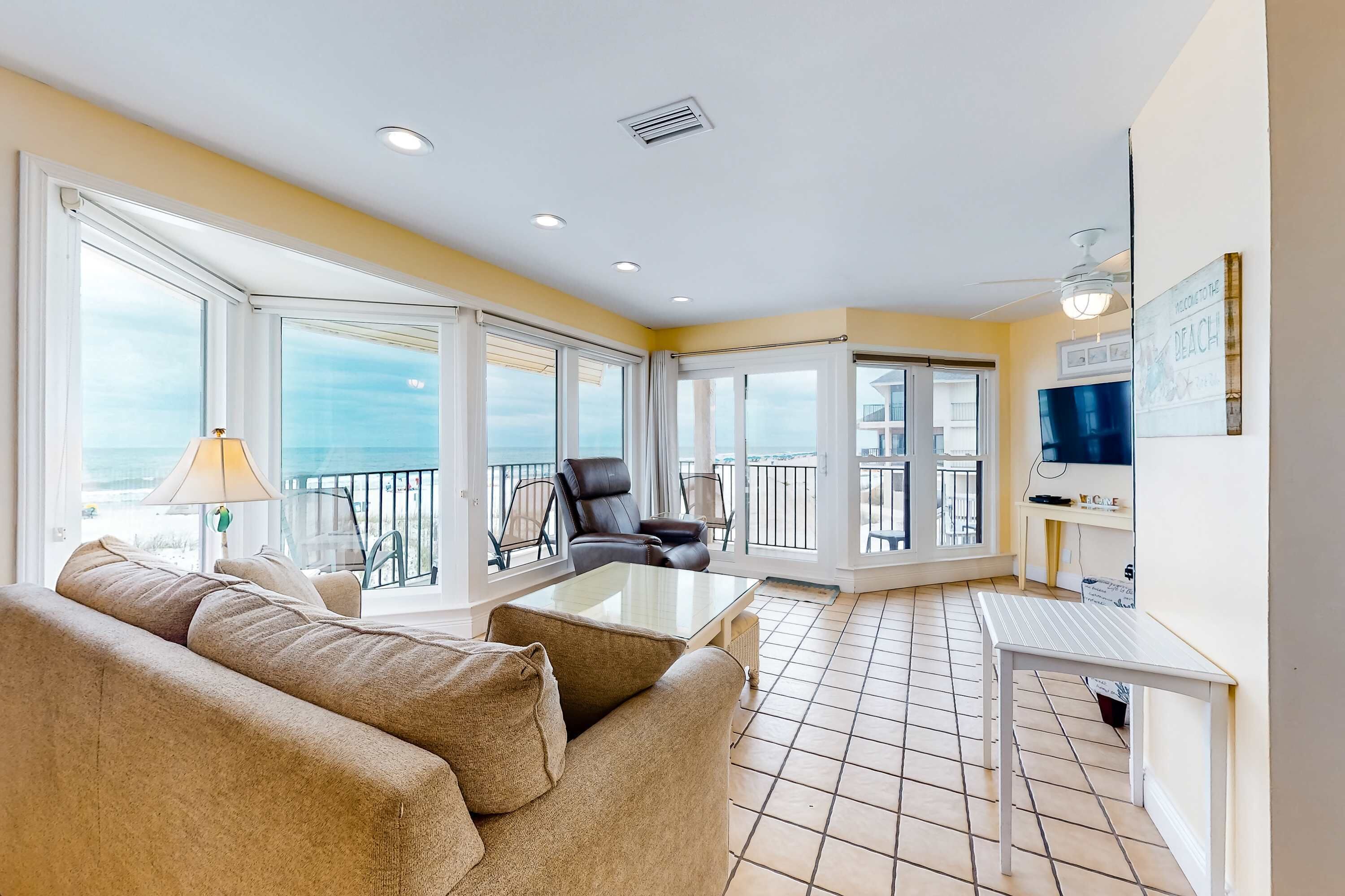 Televisión, reproductor de DVD y oficina 