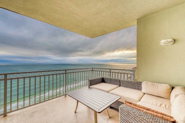 Property grounds - Gulf-front condo w private balcony & shared pool, hot tub, gym & sauna (Gulf Shores)