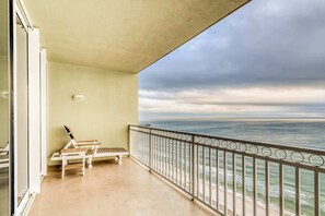 Property grounds - Gulf-front condo w private balcony & shared pool, hot tub, gym & sauna (Gulf Shores)