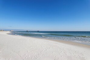 On the beach - Luxurious beachfront condo w incredible Gulf view & shared pool hot tub (Gulf Shores)