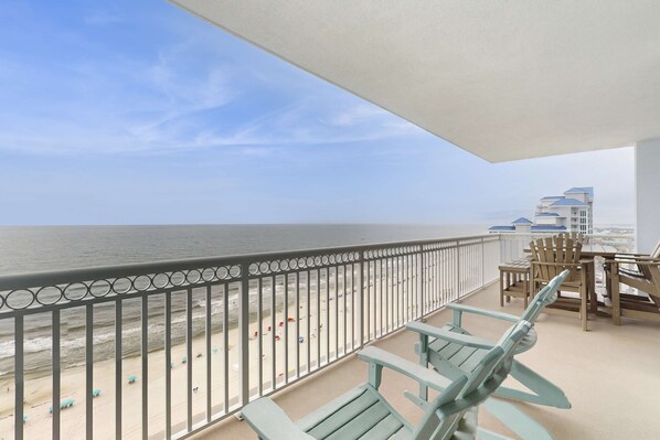 Property grounds - Luxurious beachfront condo w incredible Gulf view & shared pool hot tub (Gulf Shores)