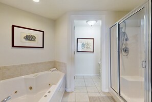 Shower, towels - Luxurious beachfront condo w incredible Gulf view & shared pool hot tub (Gulf Shores)