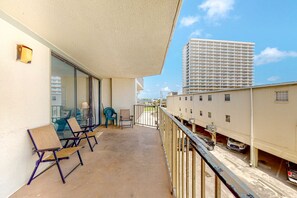 Terrace/patio - Beachfront condo with balcony overlooking Gulf of Mexico & resort pool (Gulf Shores)