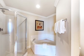 Shower, towels - Gulf-front condo w/ shared beachside pools, hot tubs Near top attractions (Gulf Shores)
