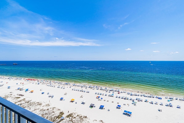 On the beach - Well decorated Gulf-front condo with pool/hot tub access (Gulf Shores)