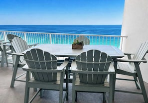 Outdoor dining - Well decorated Gulf-front condo with pool & hot tub access (Gulf Shores)