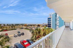 Property grounds - Gulf-Front 4th-Floor Condo w/Shared Outdoor Pool, Central AC, Private Balcony (Gulf Shores)