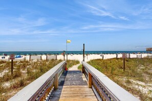 On the beach - Gulf-Front 4th-Floor Condo w/Shared Outdoor Pool, Central AC, Private Balcony (Gulf Shores)