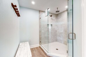 Shower, towels - Gulf-Front Corner Condo w/ Amazing Views, Huge Deck & Shared Pools/Hot Tubs (Gulf Shores)