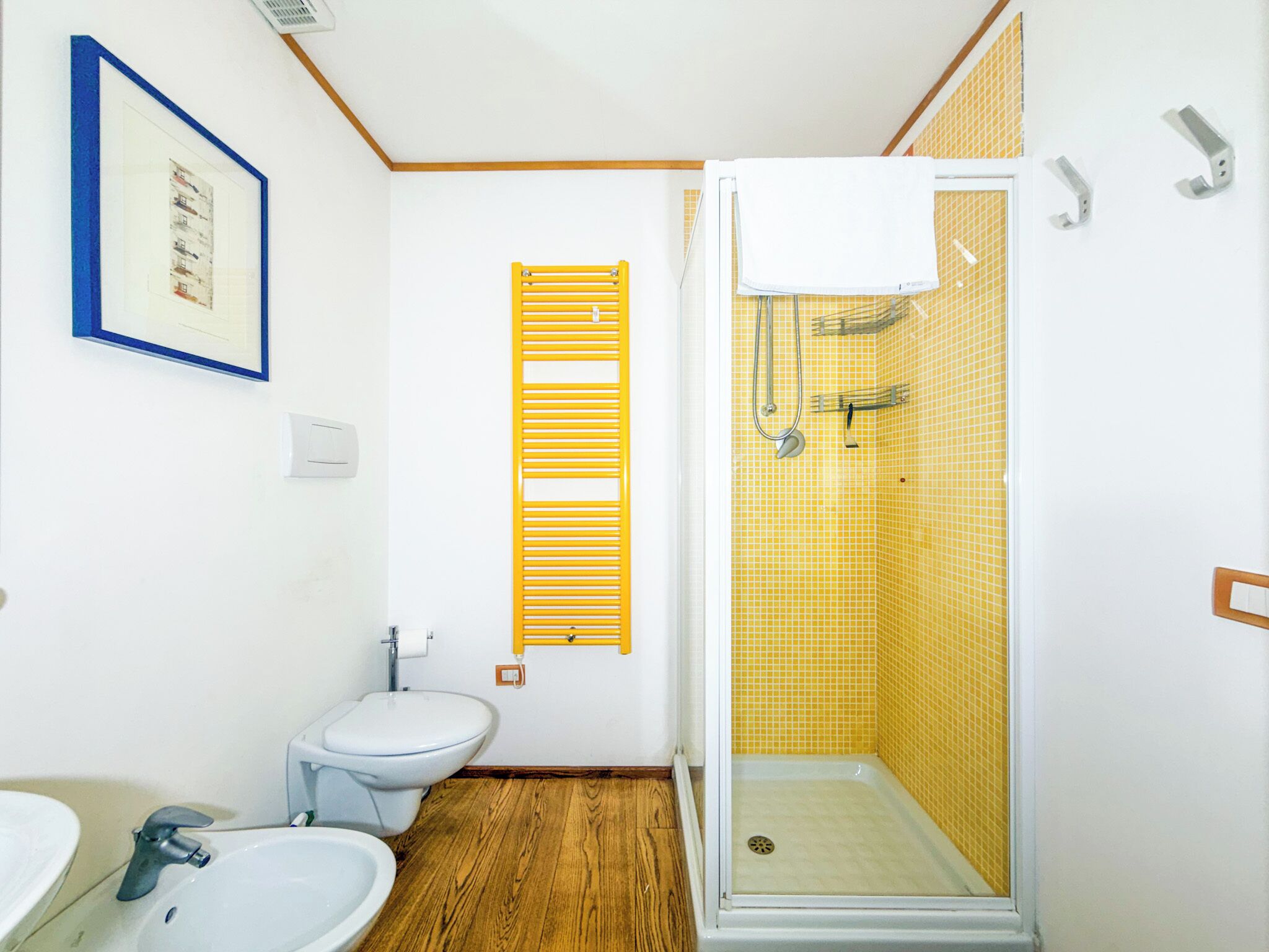 Un baño pequeño con inodoro, lavabo y ducha.