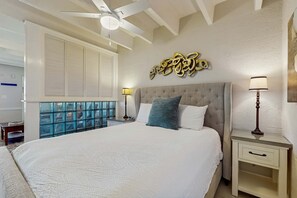 1 bedroom, iron/ironing board, Internet, bed sheets - Ocean-view condo with pool access, outdoor seating, central AC & WiFi (Gulf Shores)