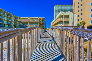 Property grounds - Ocean-view condo with pool access, outdoor seating, central AC & WiFi (Gulf Shores)