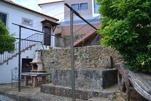 Outdoor dining - Douro Vineyard Retreat w/ Pool & Fireplace - Sleeps 4 (up to 6) (Porto)