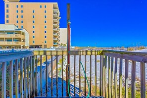 Property grounds - Top-floor beachfront condo with Gulf-view balcony, pool & beach access (Gulf Shores)