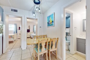 2 bedrooms, iron/ironing board, travel cot, Internet - Top-floor beachfront condo with Gulf-view balcony, pool & beach access (Gulf Shores)